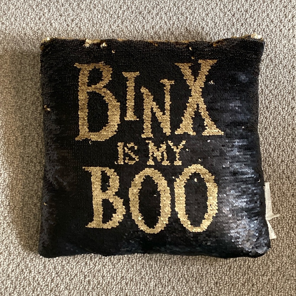 Decorative pillow.